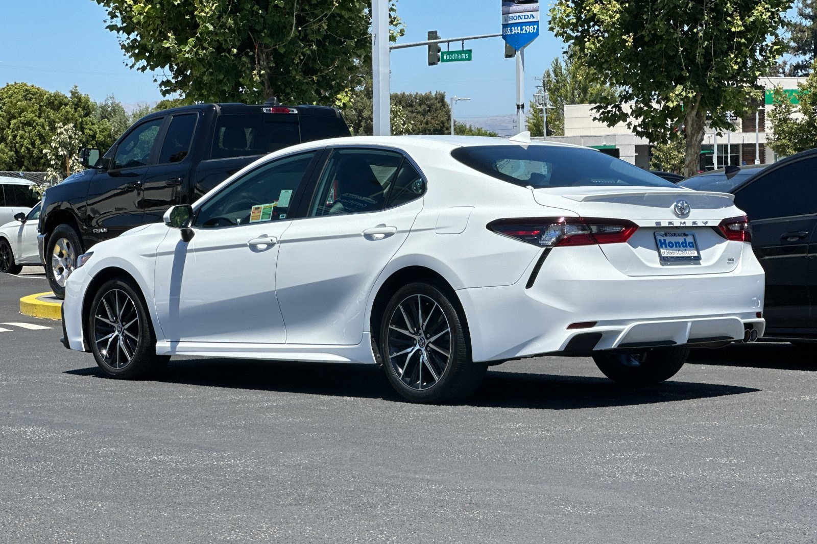 Used 2023 Toyota Camry SE FWD image 3