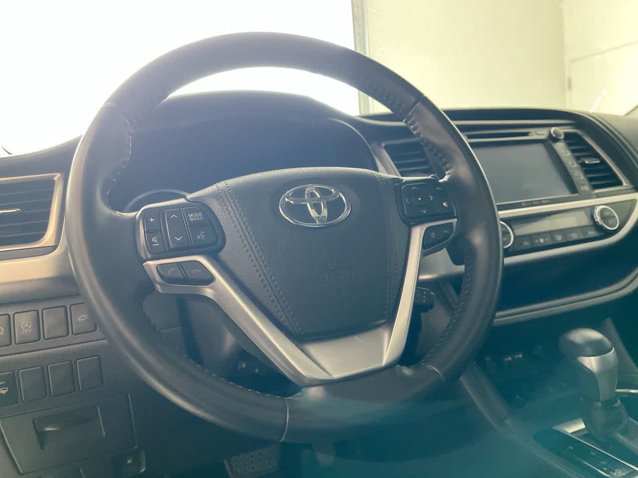 Used 2019 Toyota Highlander SE w/ Carpet Mat Package (TMS) AWD/4WD image 14