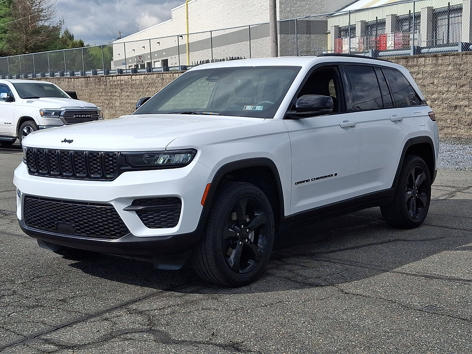 Used 2023 Jeep Grand Cherokee Altitude AWD/4WD image 3