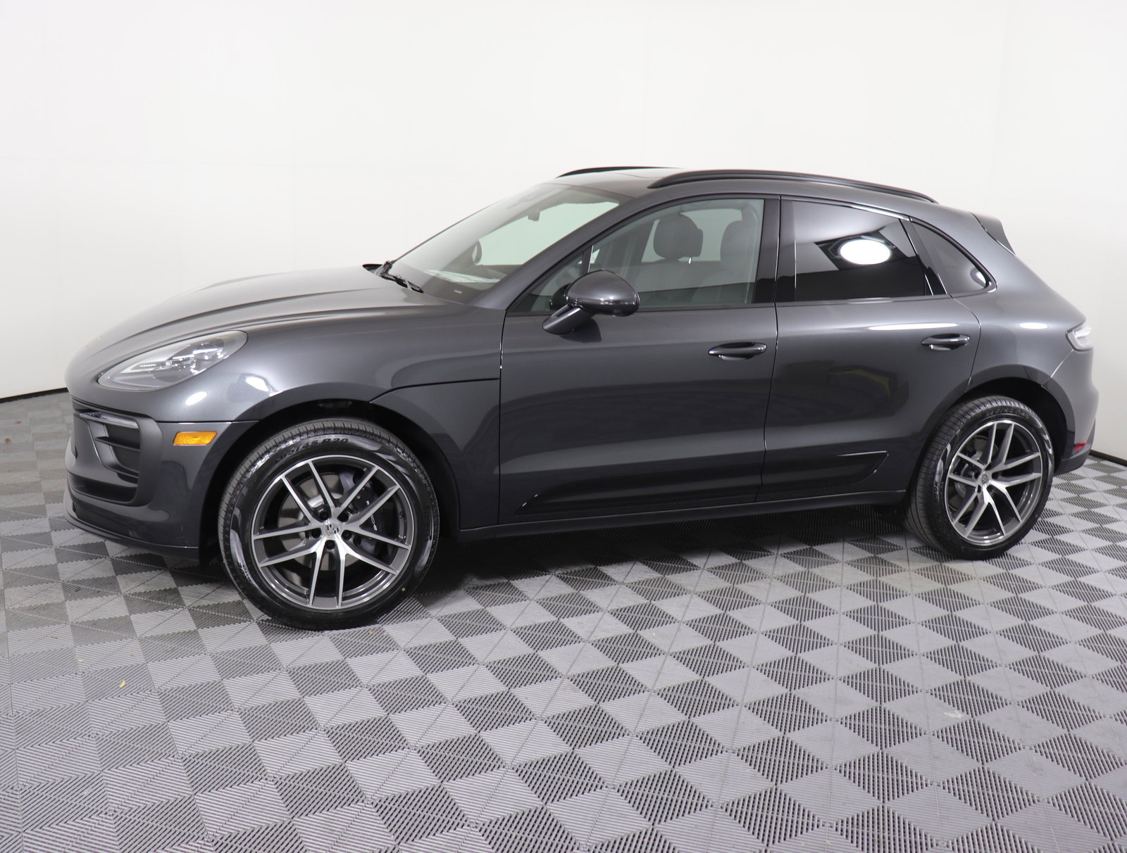 Used 2025 Porsche Macan image 2