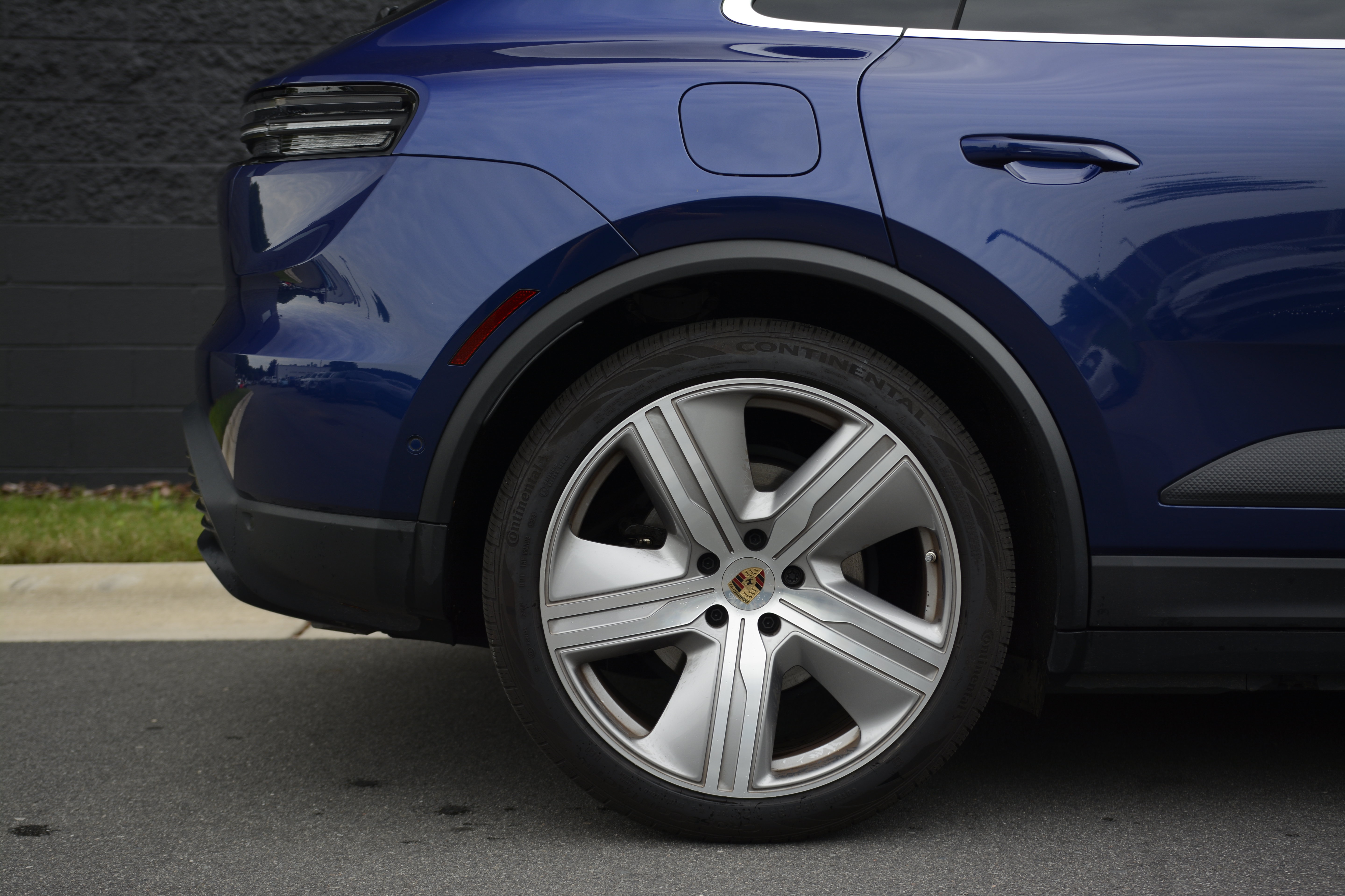 Certified 2024 Porsche Macan 4 Electric AWD/4WD image 41