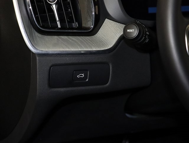 Used 2025 Volvo XC60 B5 Plus image 26