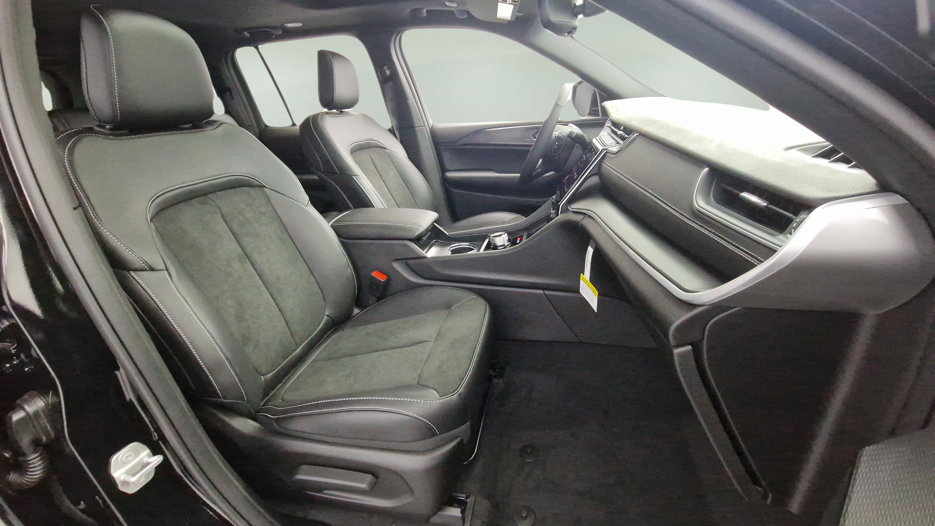 New 2025 Jeep Grand Cherokee Altitude image 50