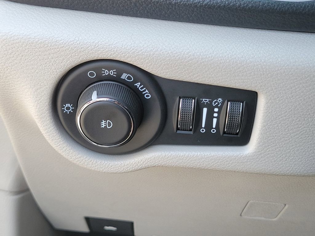 Used 2024 Chrysler Pacifica Select image 17