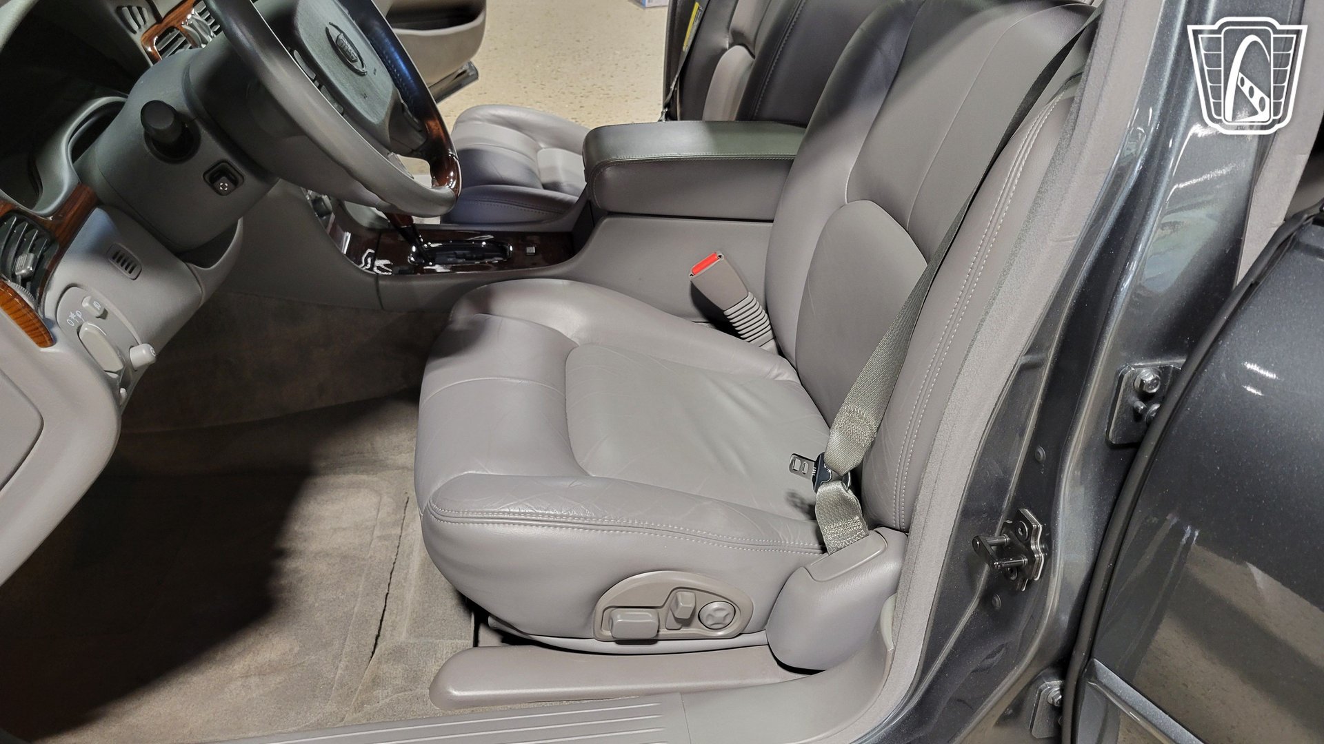 Used 2004 Cadillac Seville SLS w/ Preferred Equipment Group FWD image 15