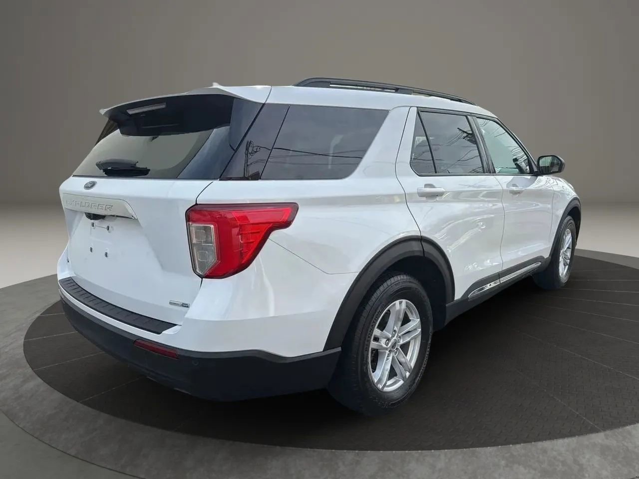 Used 2020 Ford Explorer XLT w/ Comfort Package image 5