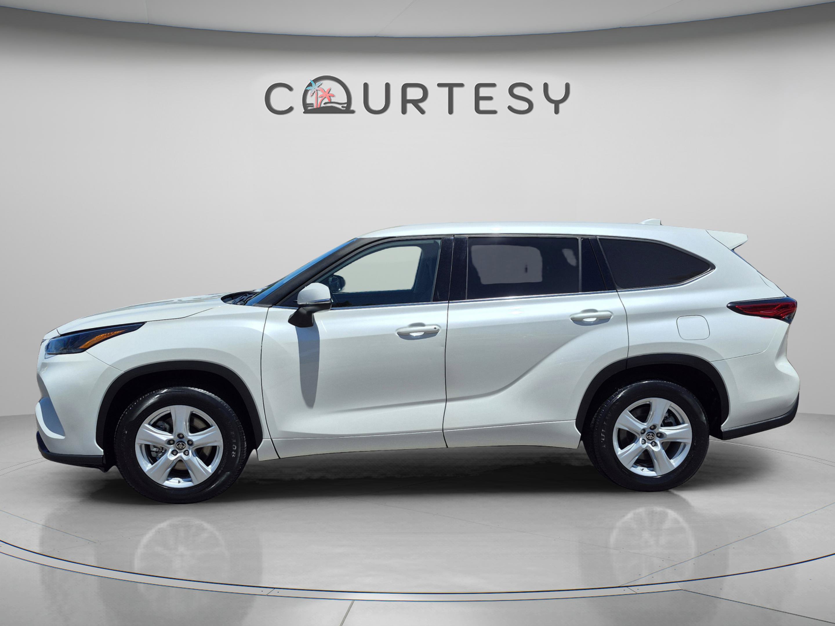 Used 2021 Toyota Highlander LE FWD image 2