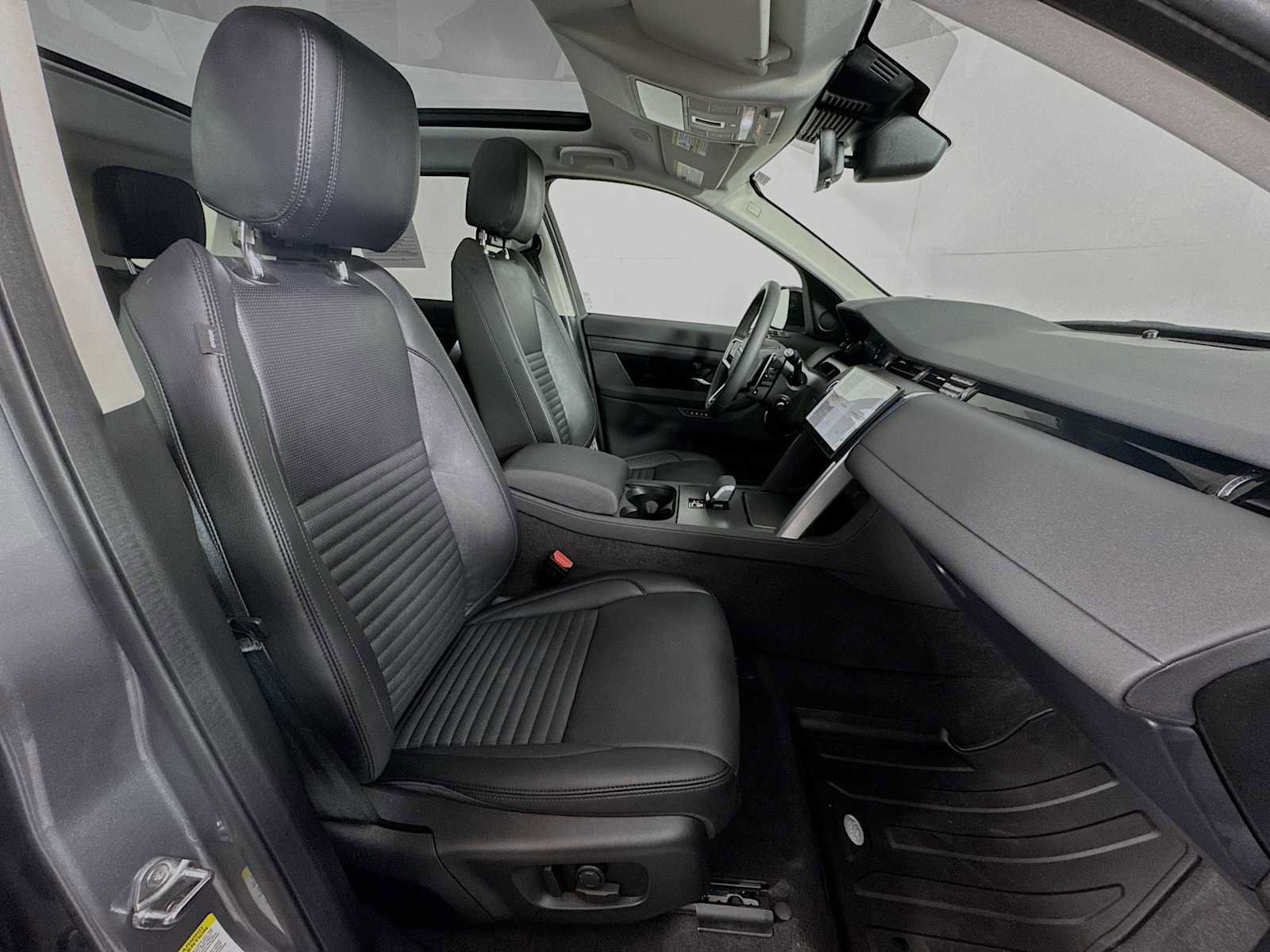 Used 2024 Land Rover Discovery Sport S image 28