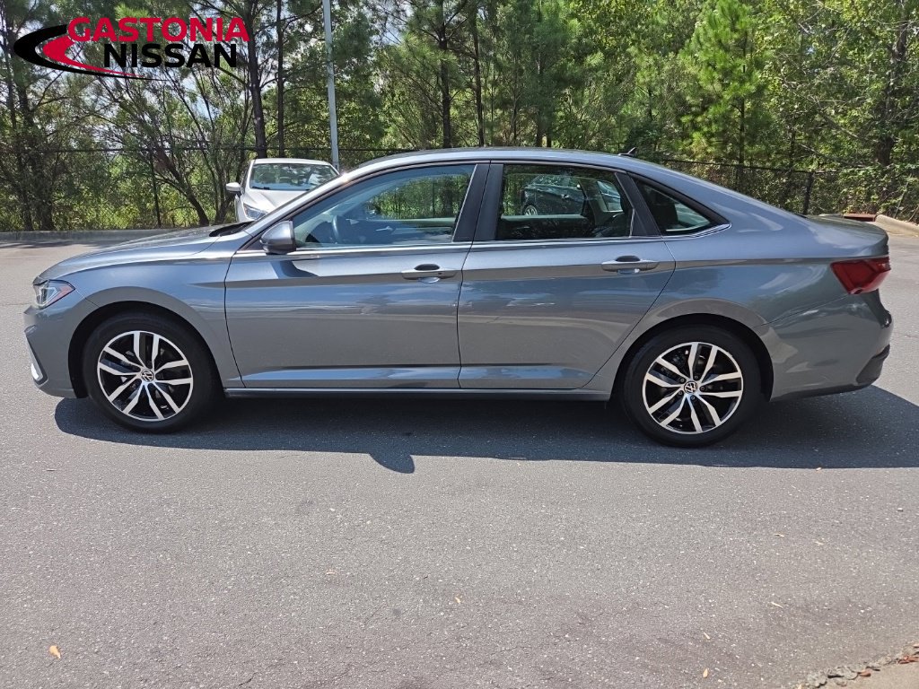 Used 2025 Volkswagen Jetta SE FWD image 5