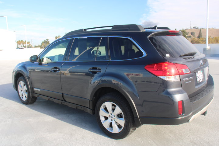Used 2012 Subaru Outback 3.6R Limited w/ Moonroof Pkg AWD/4WD image 6
