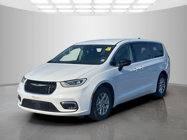Certified 2024 Chrysler Pacifica Touring-L FWD image 3
