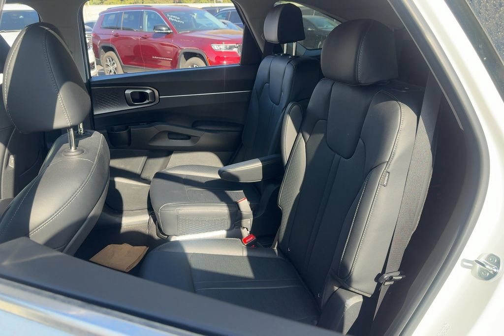 Used 2025 Kia Sorento EX w/ EX Panoramic Sunroof Package FWD image 12
