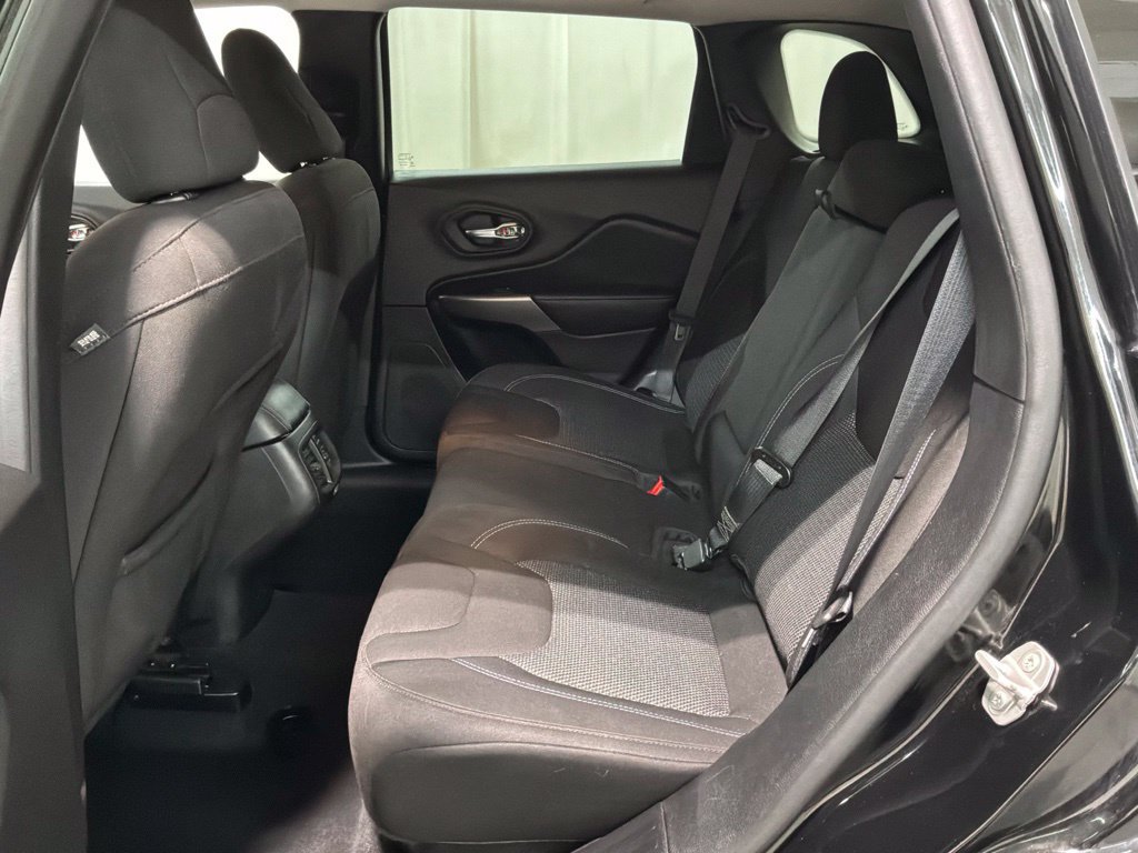 Used 2021 Jeep Cherokee Latitude FWD image 18