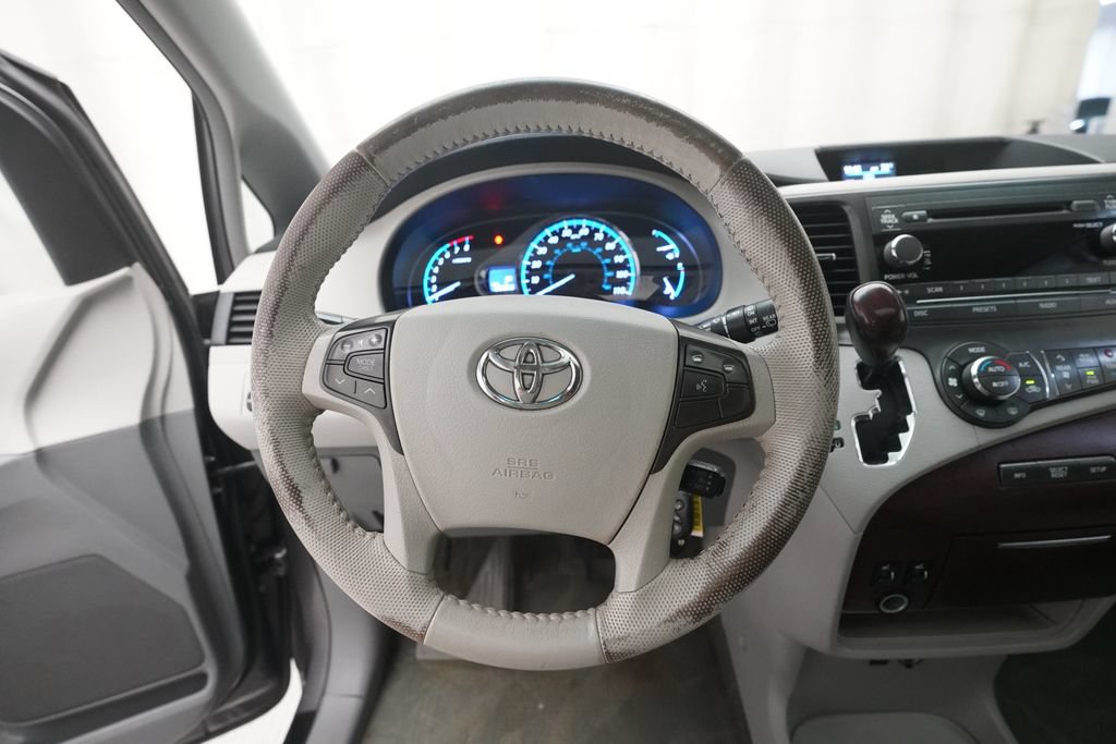 Used 2014 Toyota Sienna XLE FWD image 4