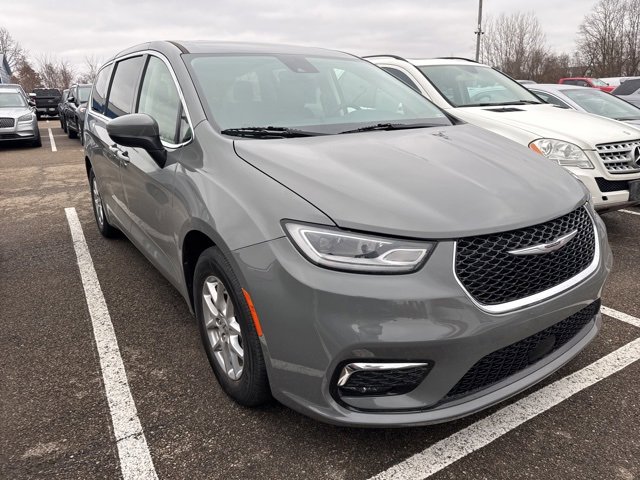 Used 2023 Chrysler Pacifica Touring-L image 2