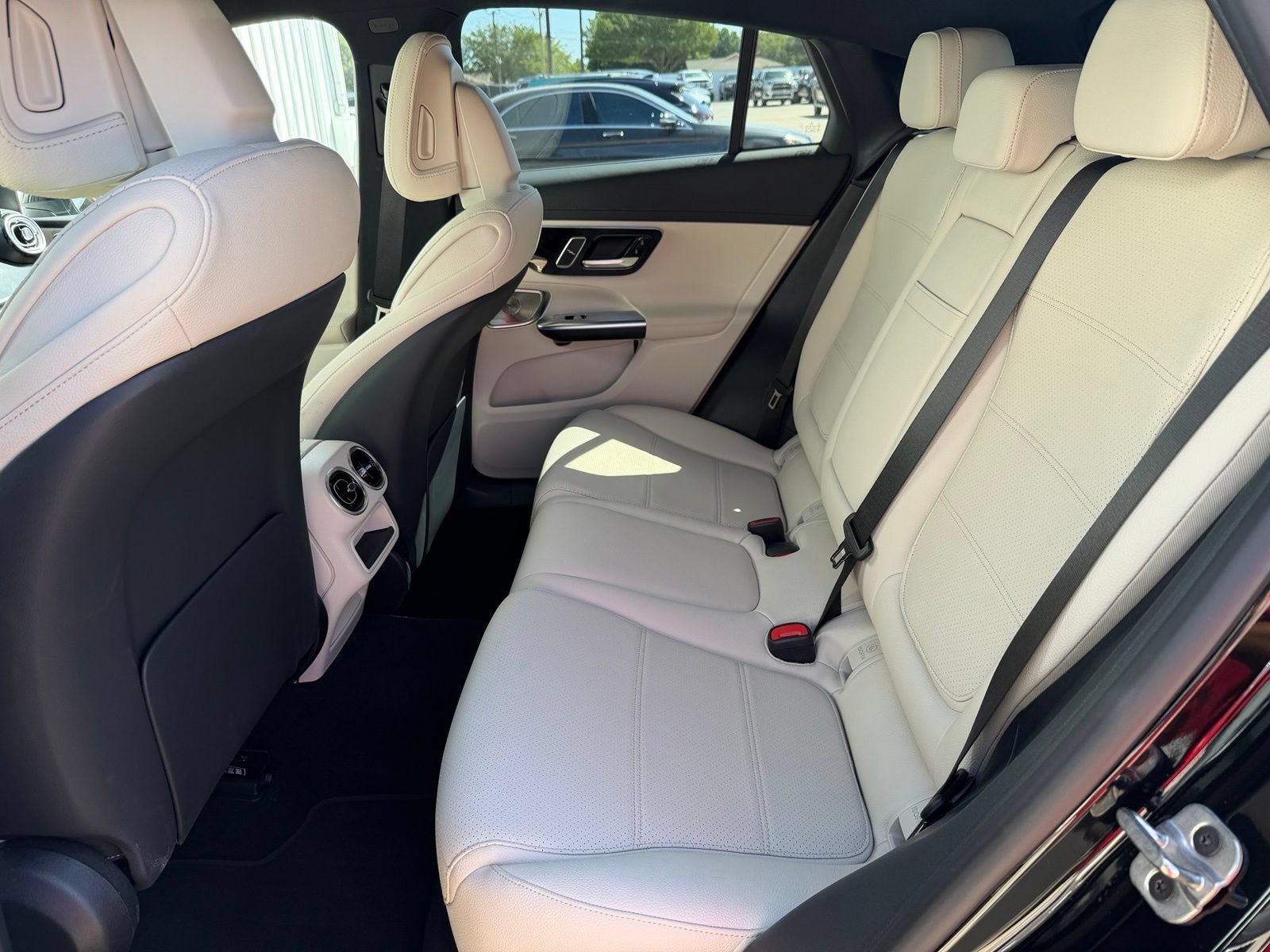 Used 2025 Mercedes-Benz GLC 300 4MATIC image 29