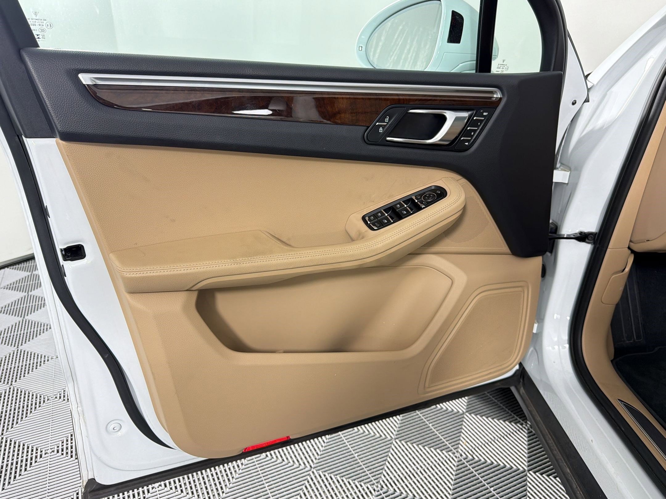 Certified 2023 Porsche Macan AWD/4WD image 14