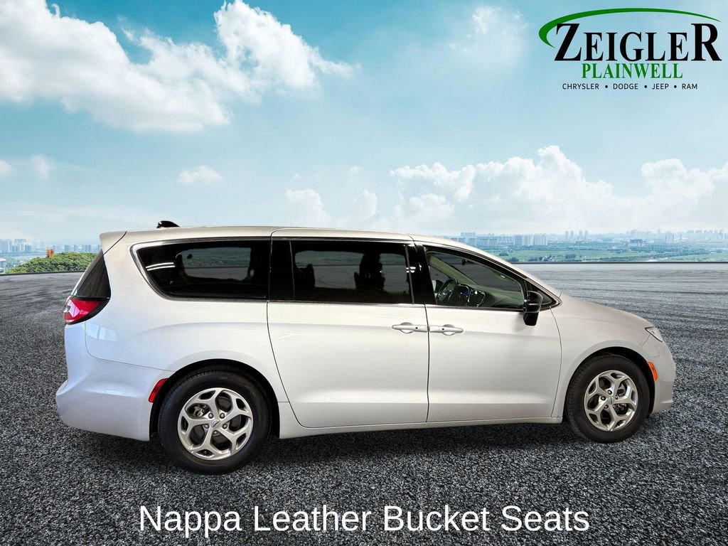 Used 2024 Chrysler Pacifica Limited image 11