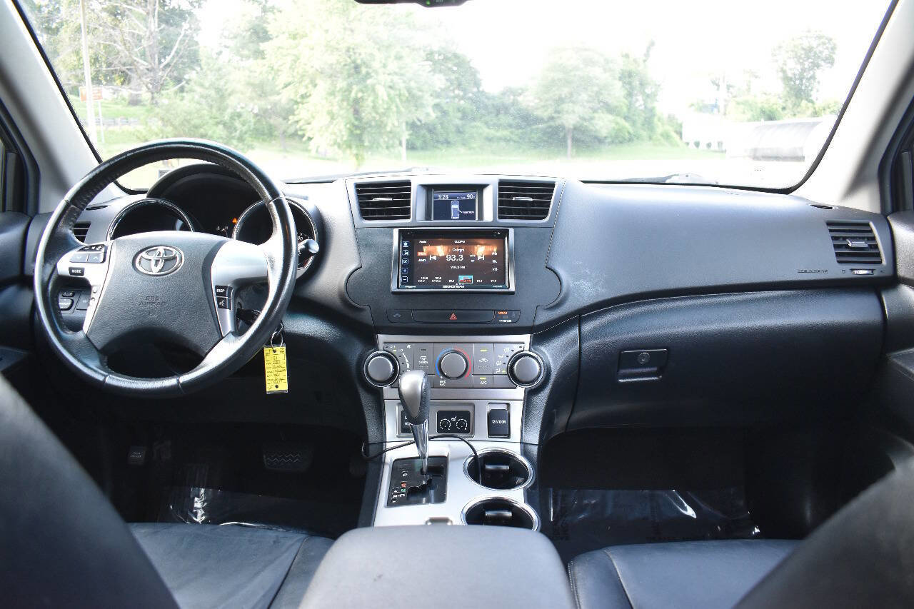 Used 2012 Toyota Highlander SE w/ Tow Pkg AWD/4WD image 19