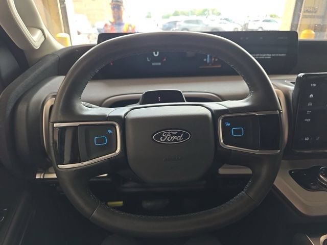 Used 2025 Ford Expedition Active AWD/4WD image 12