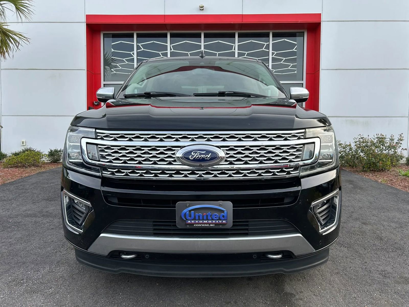 Used 2018 Ford Expedition Platinum AWD/4WD image 2