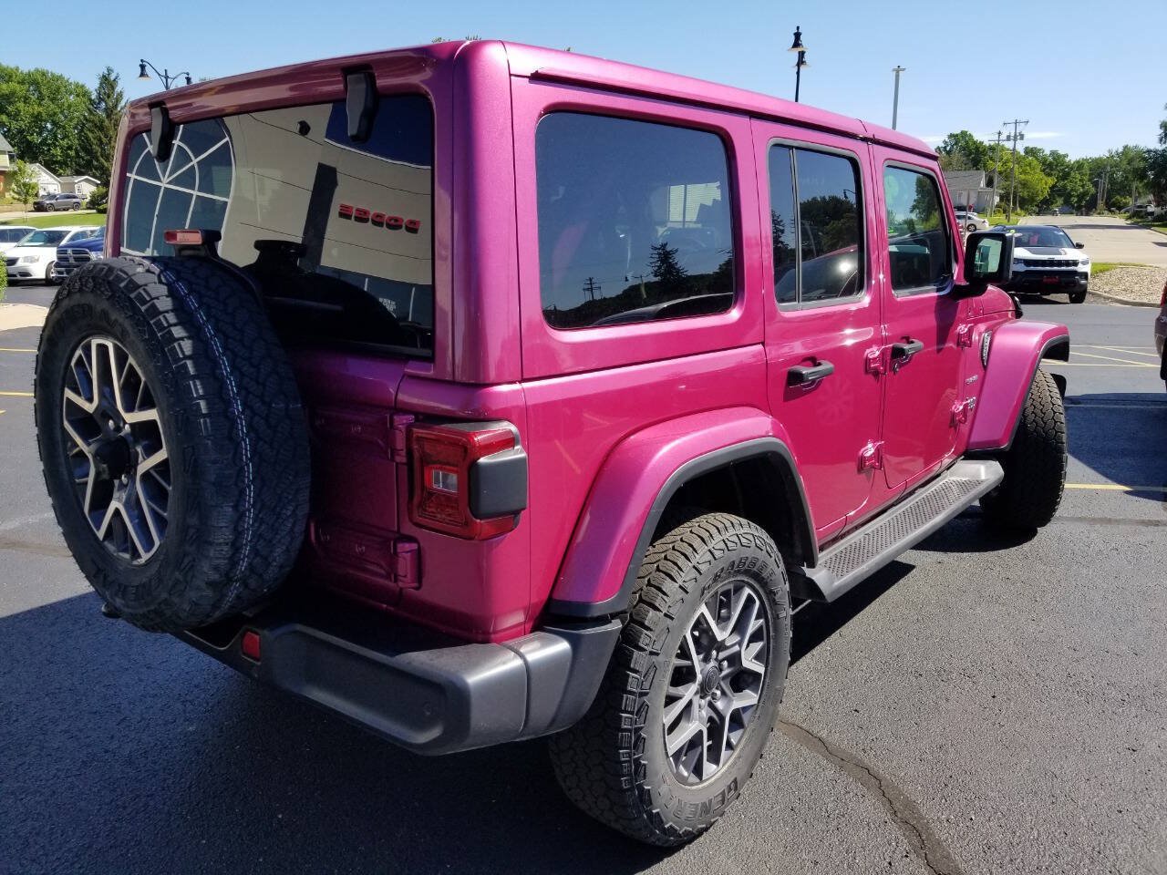 Used 2024 Jeep Wrangler Unlimited Sahara w/ Technology Group AWD/4WD image 8