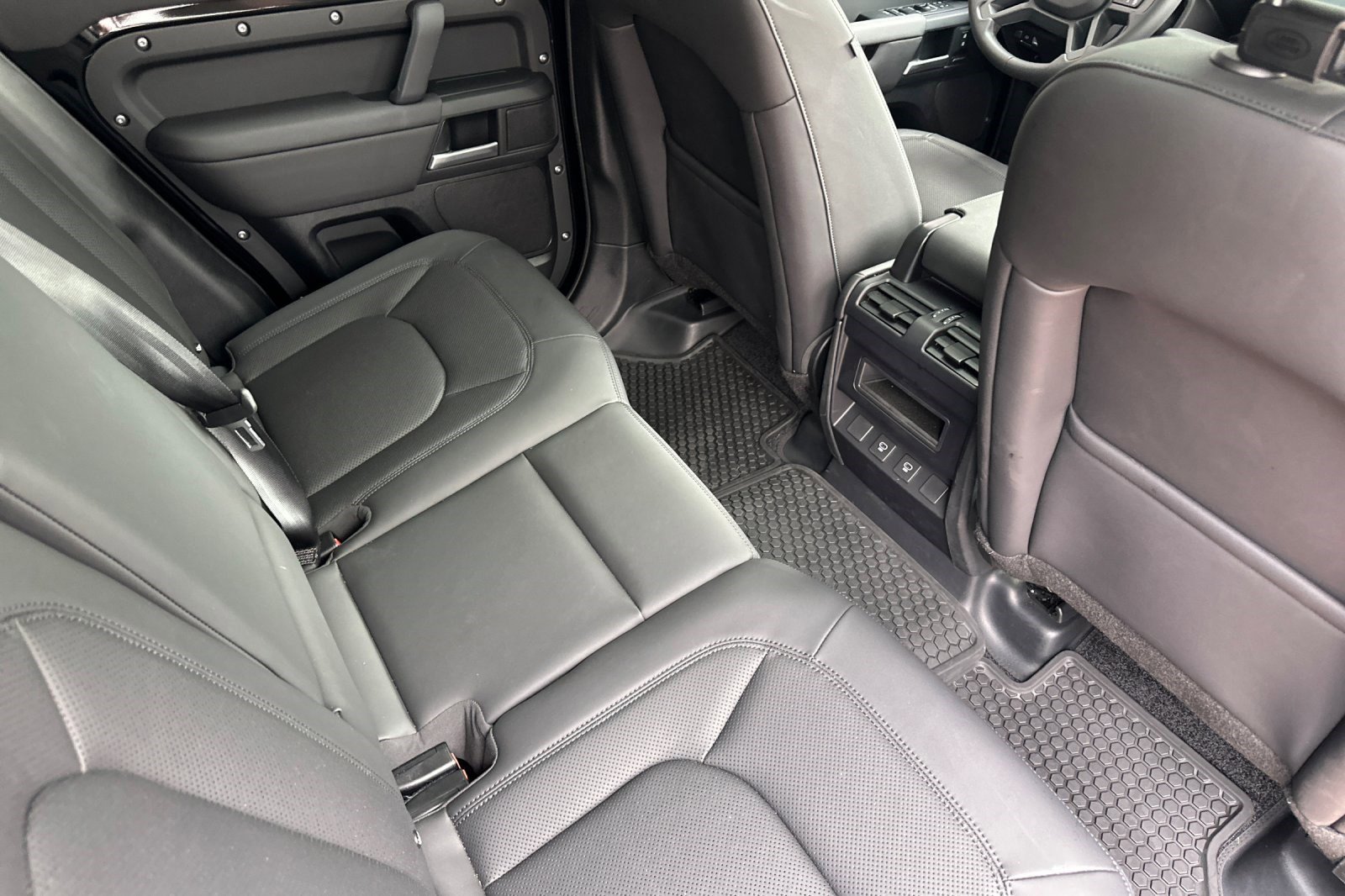 Used 2025 Land Rover Defender 110 S image 30