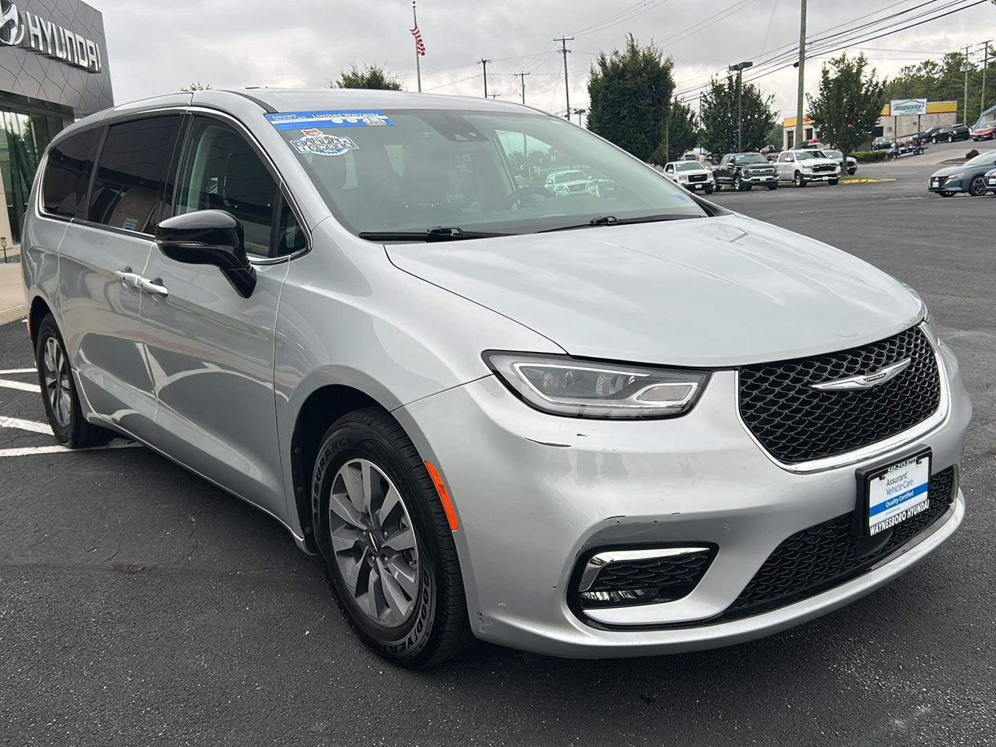 Used 2024 Chrysler Pacifica Limited FWD image 15