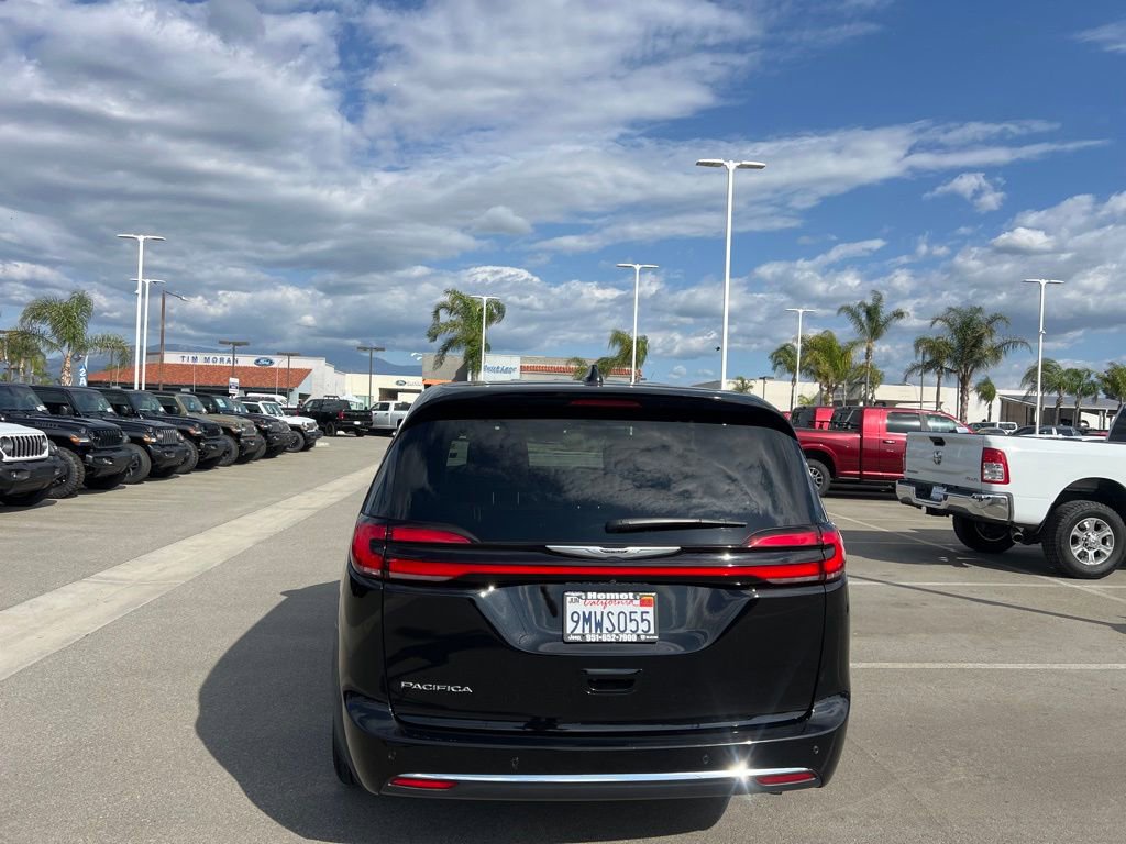 Used 2024 Chrysler Pacifica Touring image 8
