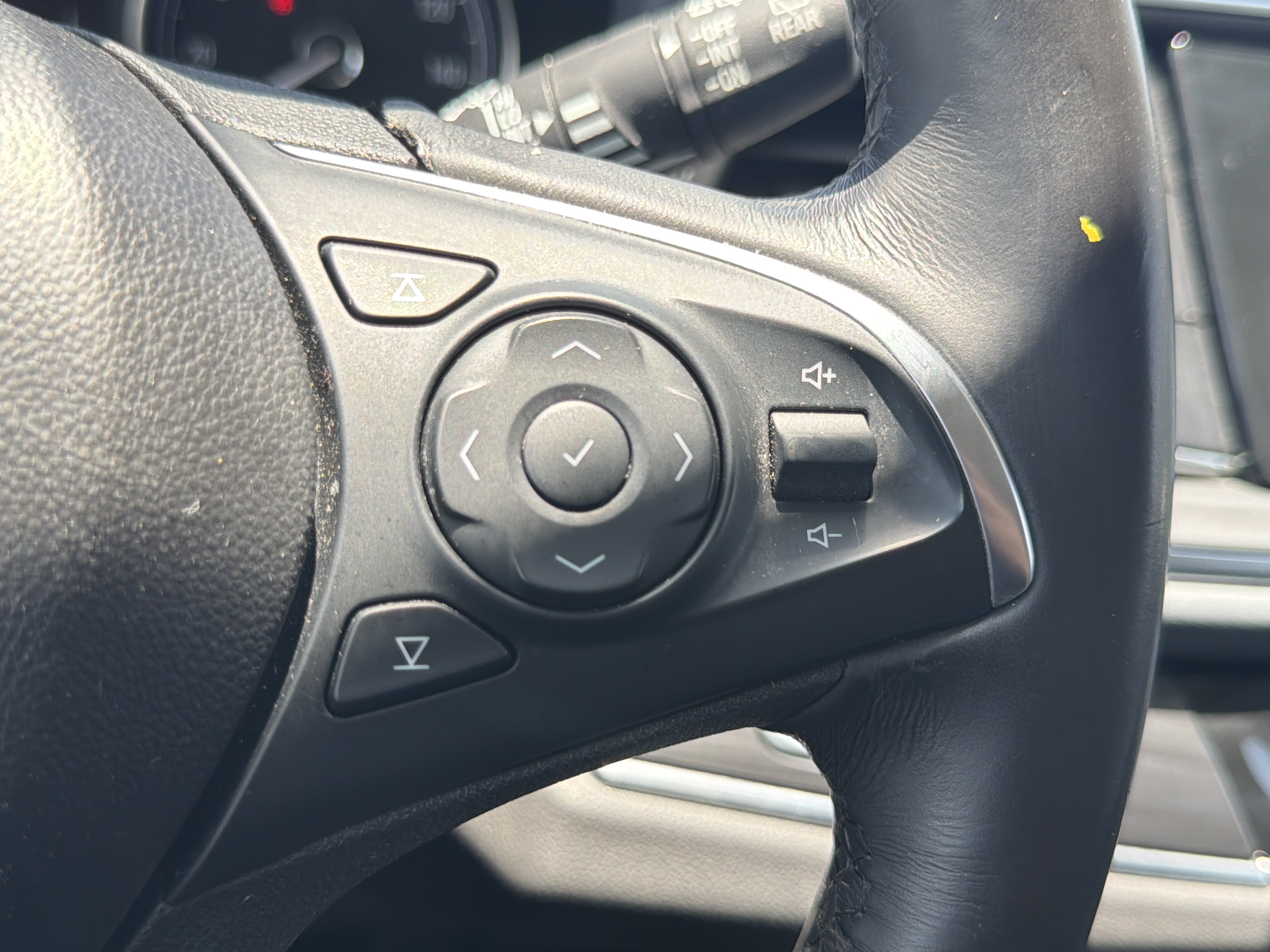 Used 2018 Buick Enclave Essence FWD image 33