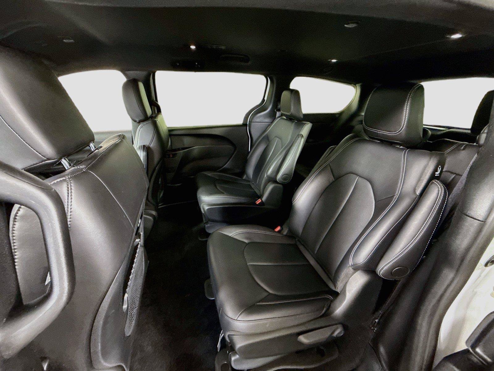 Used 2025 Chrysler Pacifica Select FWD image 16