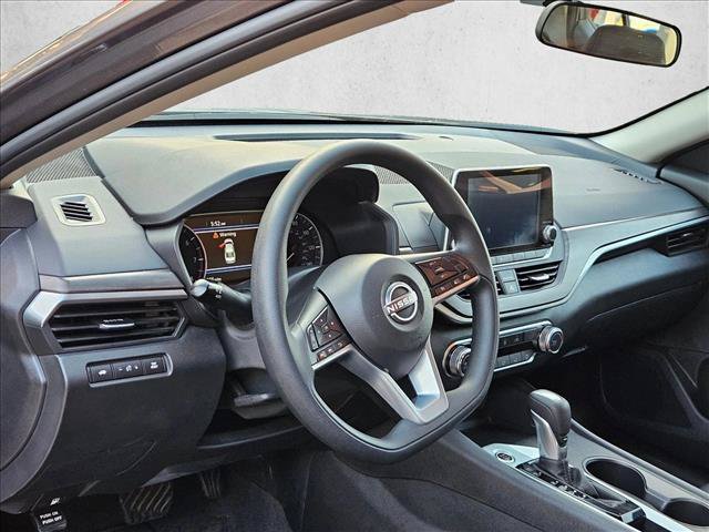 Used 2025 Nissan Altima 2.5 SV FWD image 9