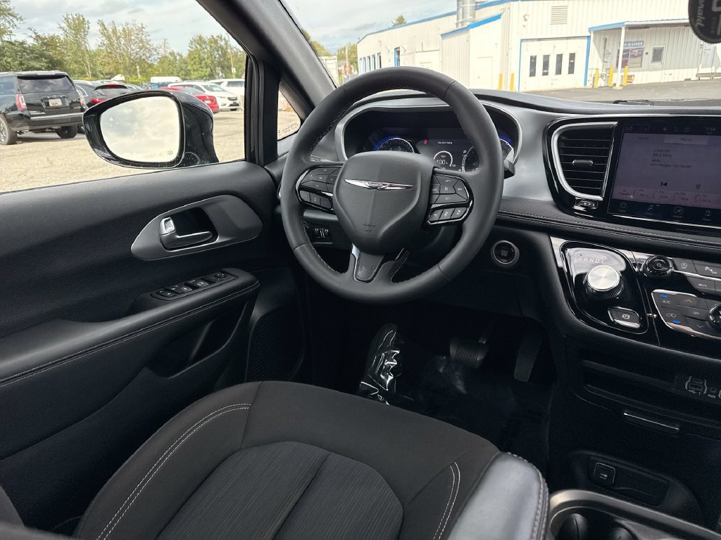 Used 2024 Chrysler Pacifica Touring FWD image 10