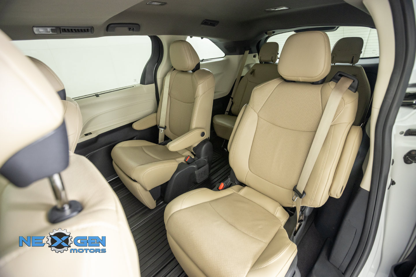 Used 2024 Toyota Sienna Limited AWD/4WD image 33