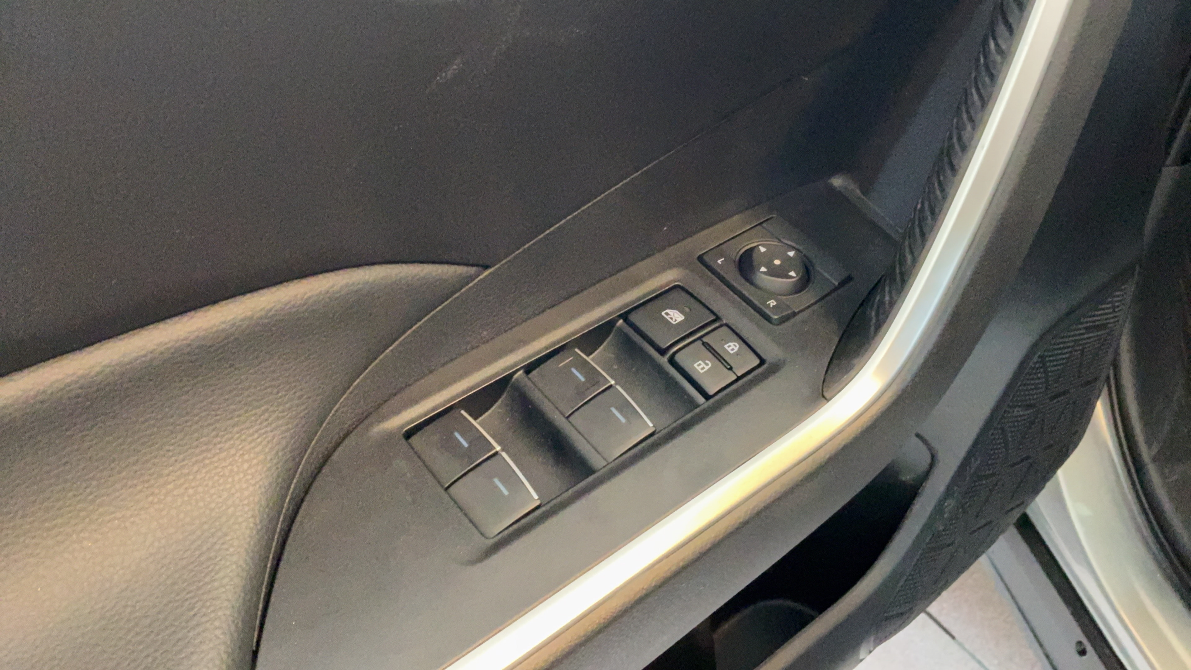 Used 2025 Toyota RAV4 XLE Premium w/ Weather Package AWD/4WD image 19