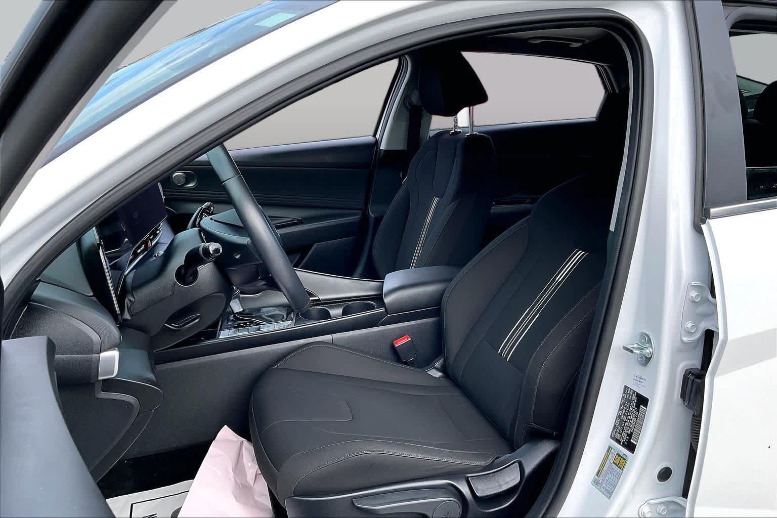 Used 2025 Hyundai Elantra SEL w/ Cargo Package FWD image 8