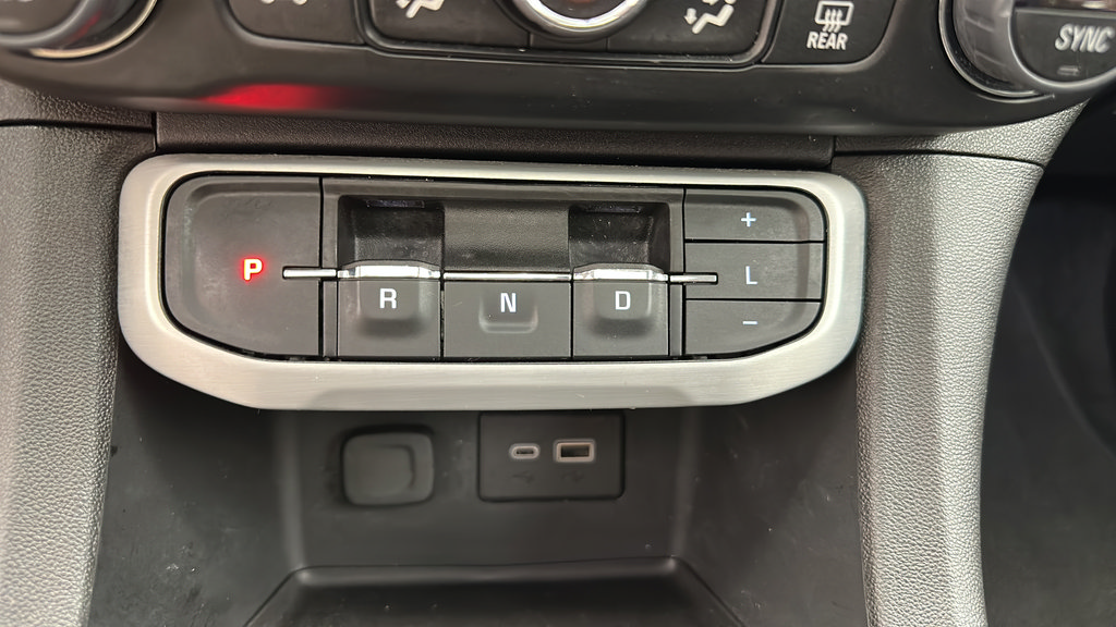 Used 2023 GMC Acadia SLE w/ Driver Convenience Package AWD/4WD image 22