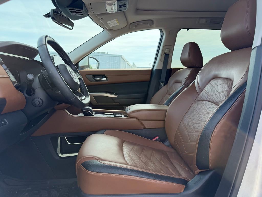 Used 2023 Nissan Pathfinder Platinum w/ Cargo Package image 11