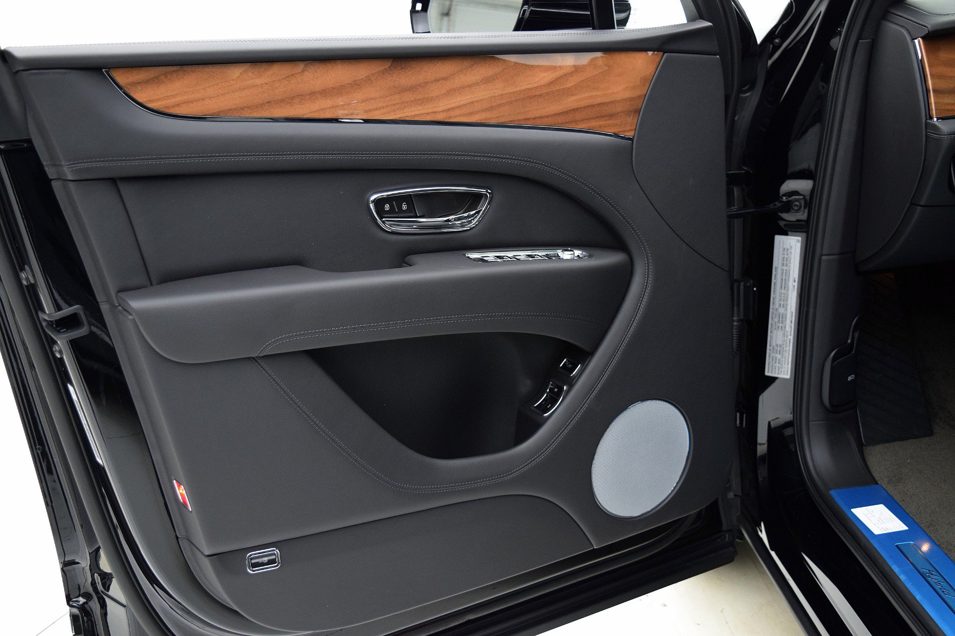 Certified 2021 Bentley Bentayga Plug-In Hybrid AWD/4WD image 35