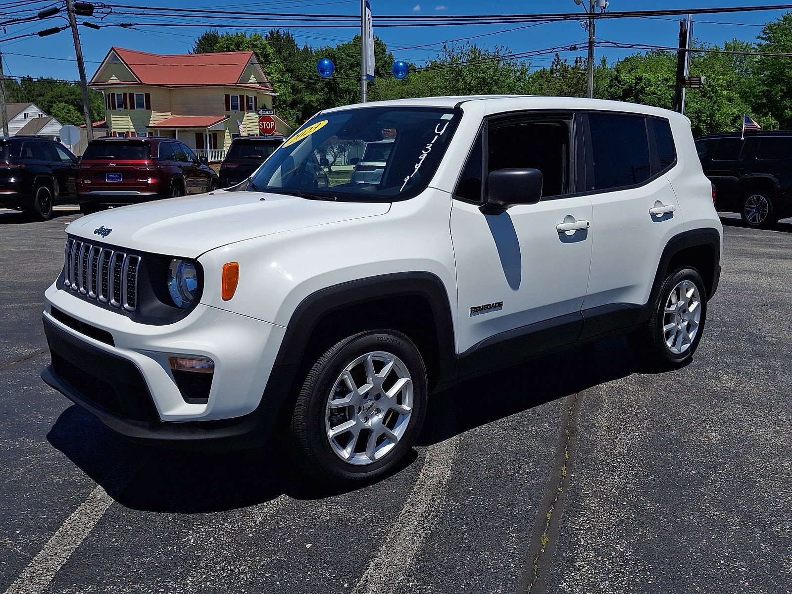 Used 2023 Jeep Renegade Latitude AWD/4WD image 3