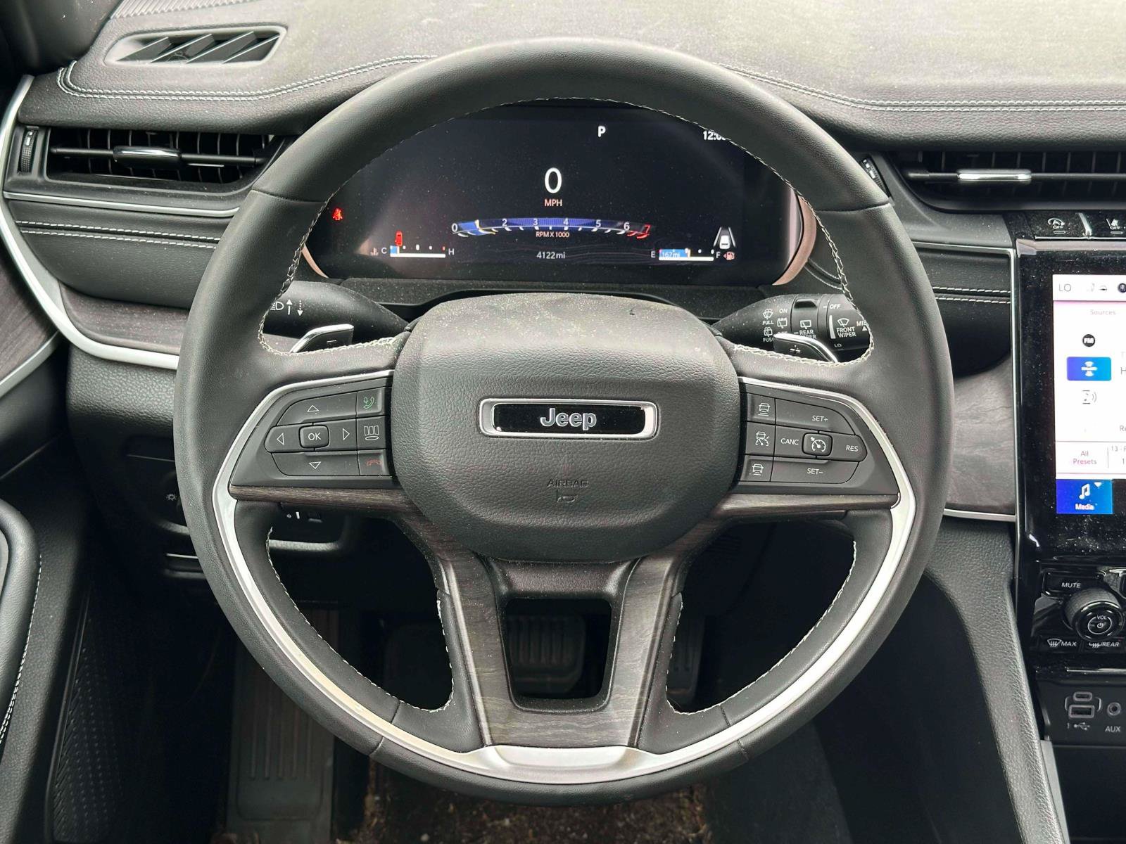 Used 2024 Jeep Grand Cherokee Limited AWD/4WD image 12