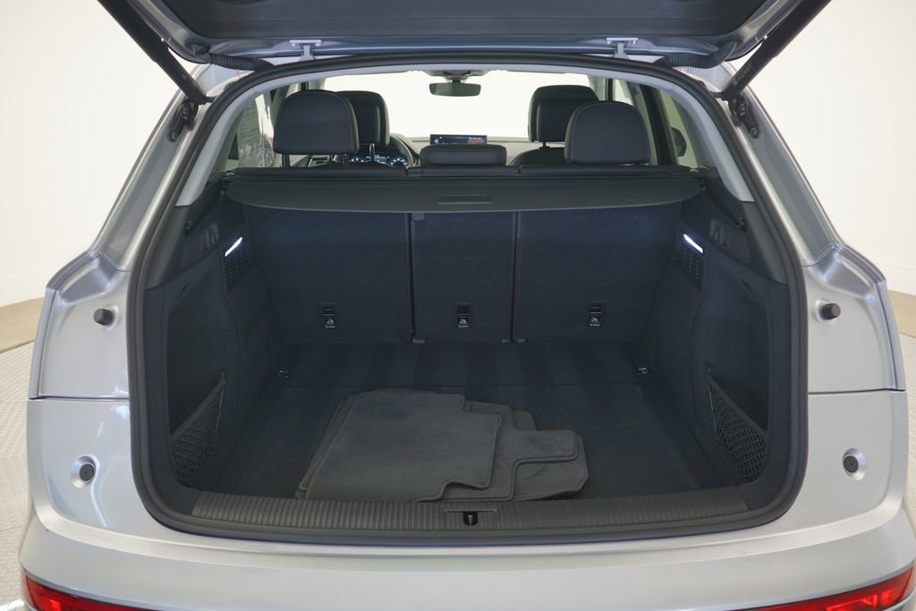 Used 2023 Audi Q5 2.0T Premium w/ Convenience Package image 11