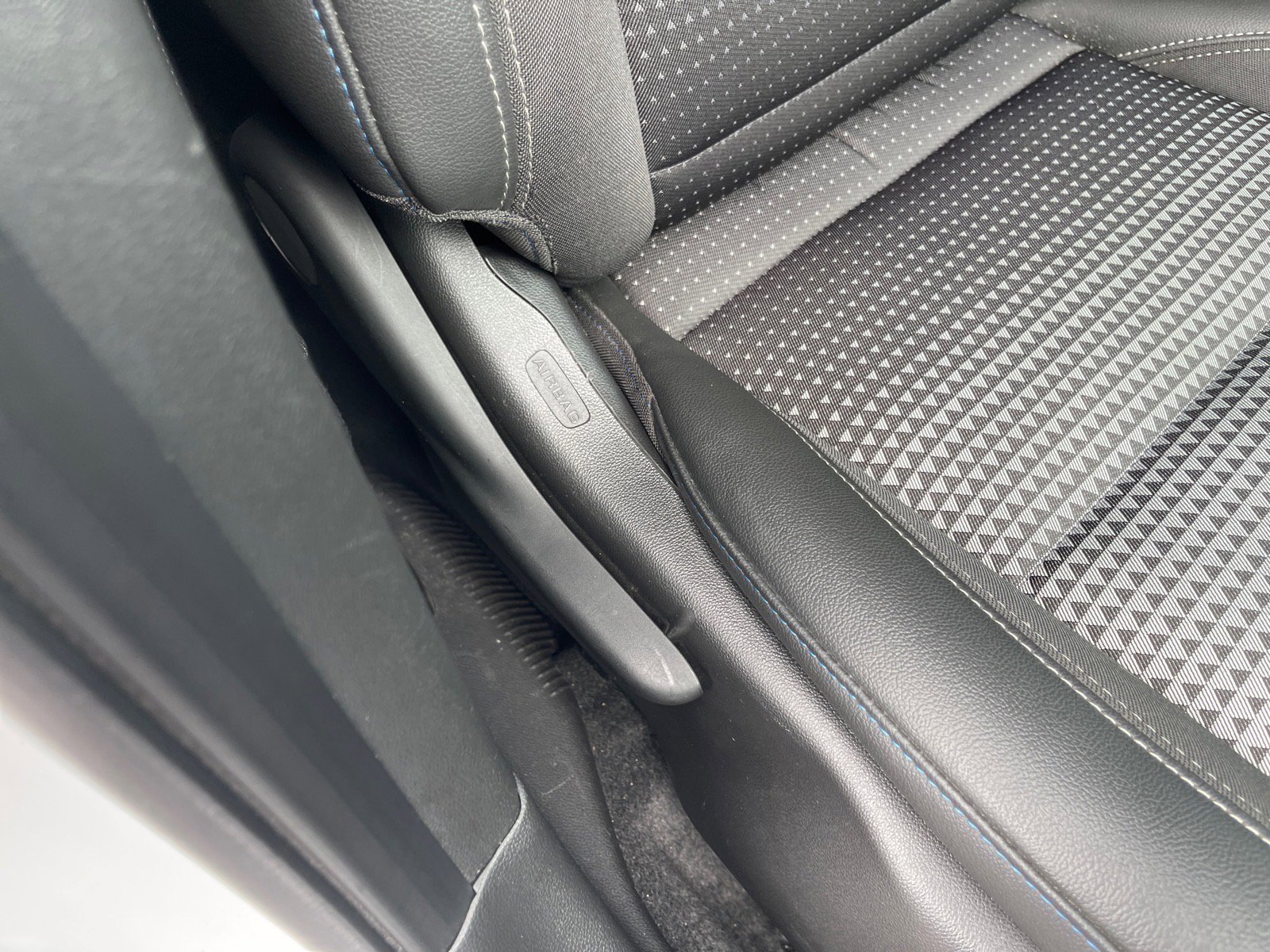 Used 2024 Chevrolet Trax LT w/ Sunroof Package image 17