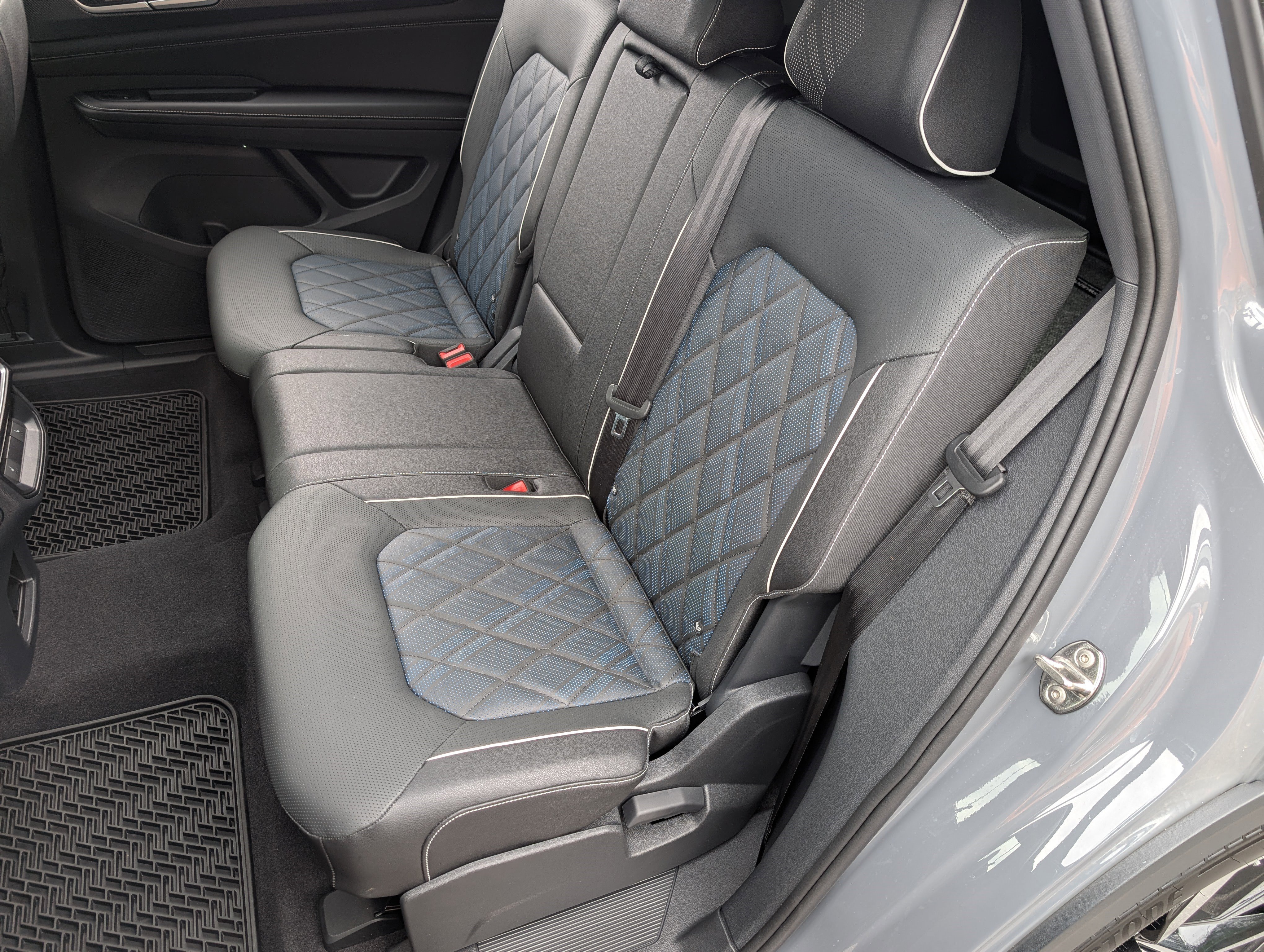 Used 2025 Volkswagen Atlas Cross Sport SEL Premium R-Line image 18