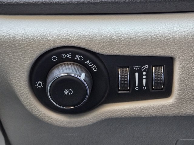 Used 2024 Chrysler Pacifica Touring-L FWD image 22