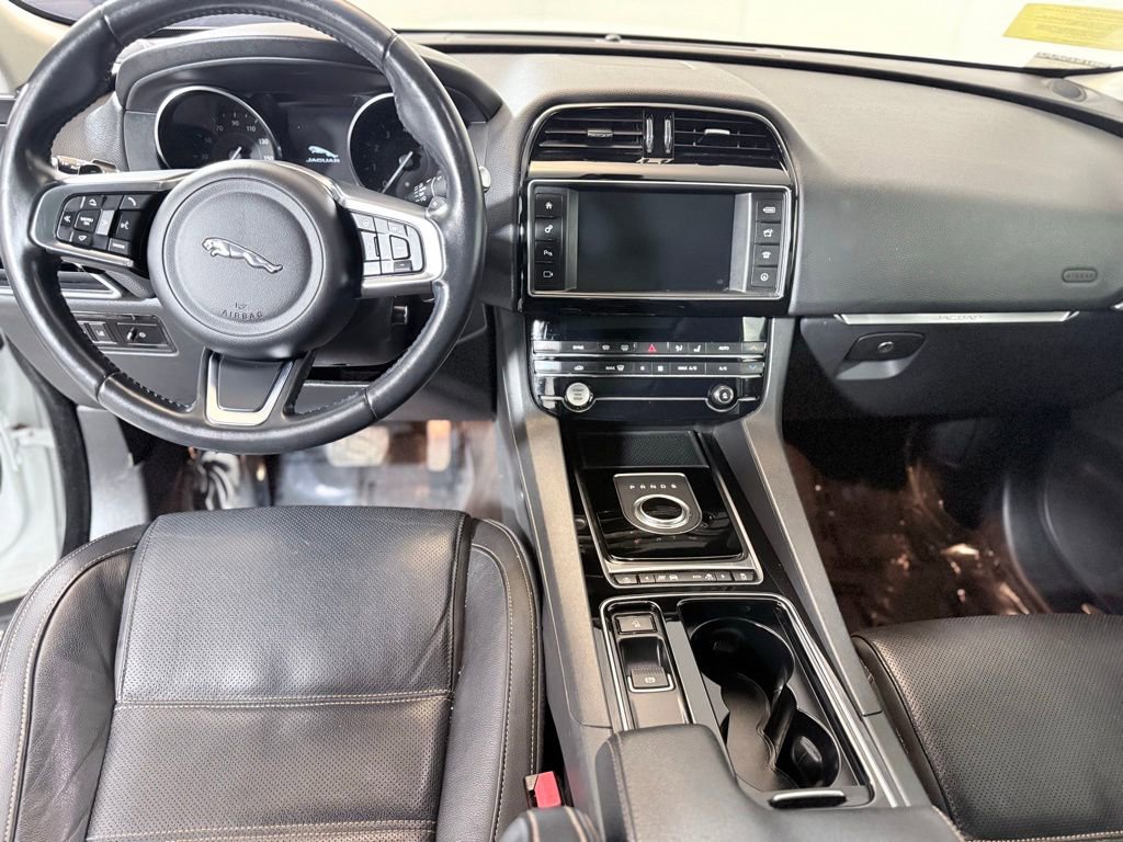 Used 2018 Jaguar F-PACE Prestige image 11