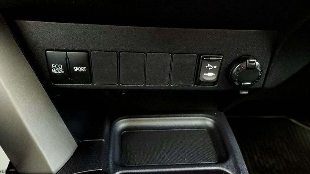 Used 2018 Toyota RAV4 XLE AWD/4WD image 36