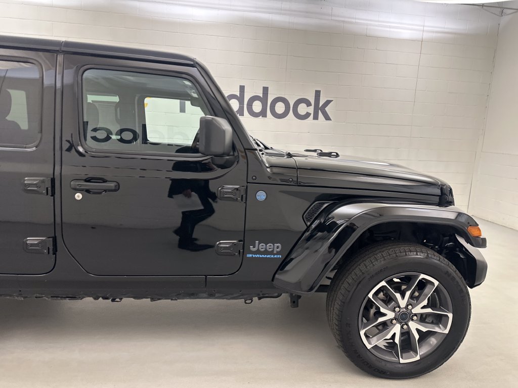 Used 2024 Jeep Wrangler Unlimited w/ Convenience Group AWD/4WD image 10
