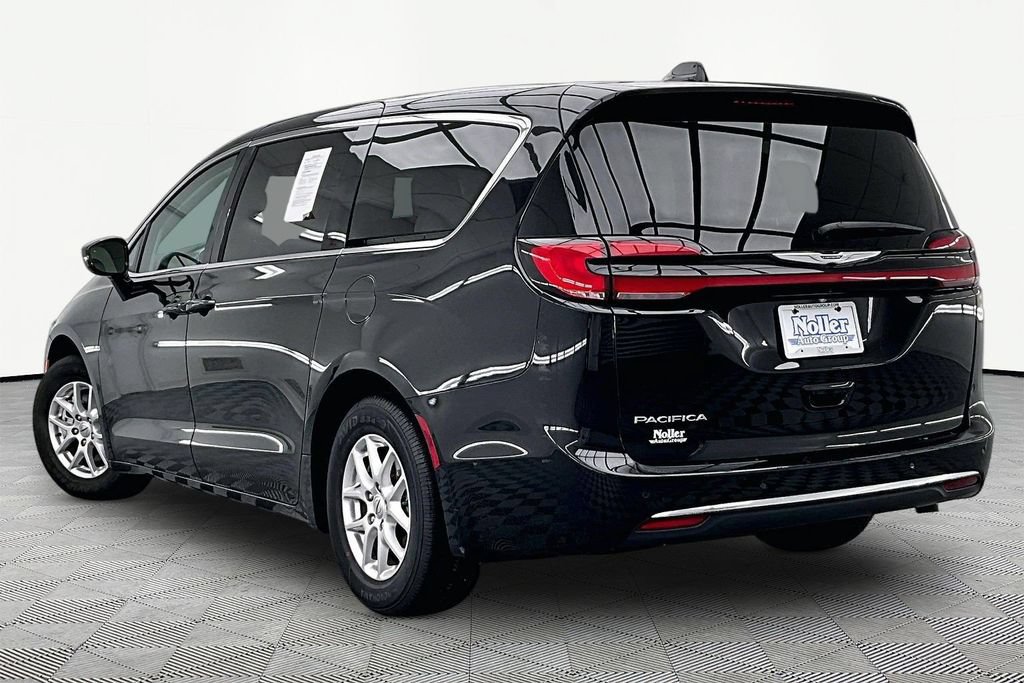 Used 2024 Chrysler Pacifica Touring-L FWD image 13
