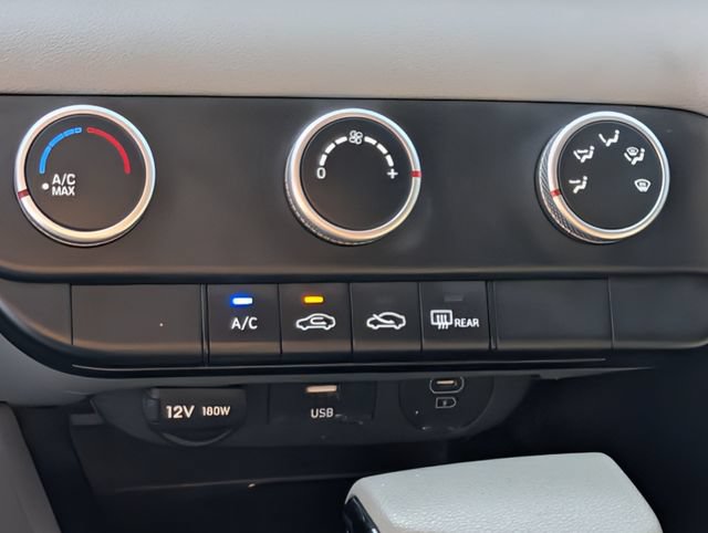 Used 2025 Hyundai Elantra SE FWD image 17